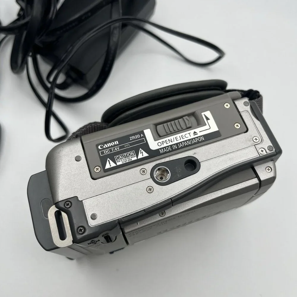 Canon ZR20 MiniDV Flip LCD Camcorder Digital Video Camera W/ Remote FOR PARTS